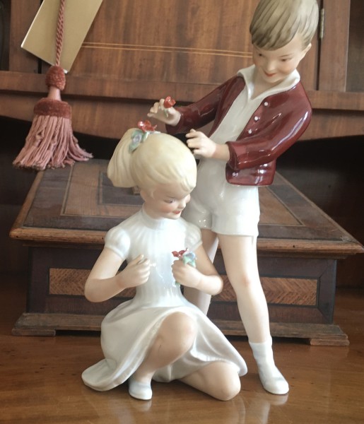 Porzellan Figur mit Mädchen und Jungen