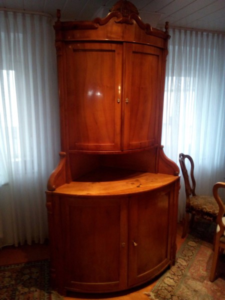 Eckschrank in Kirschholz Biedermeier